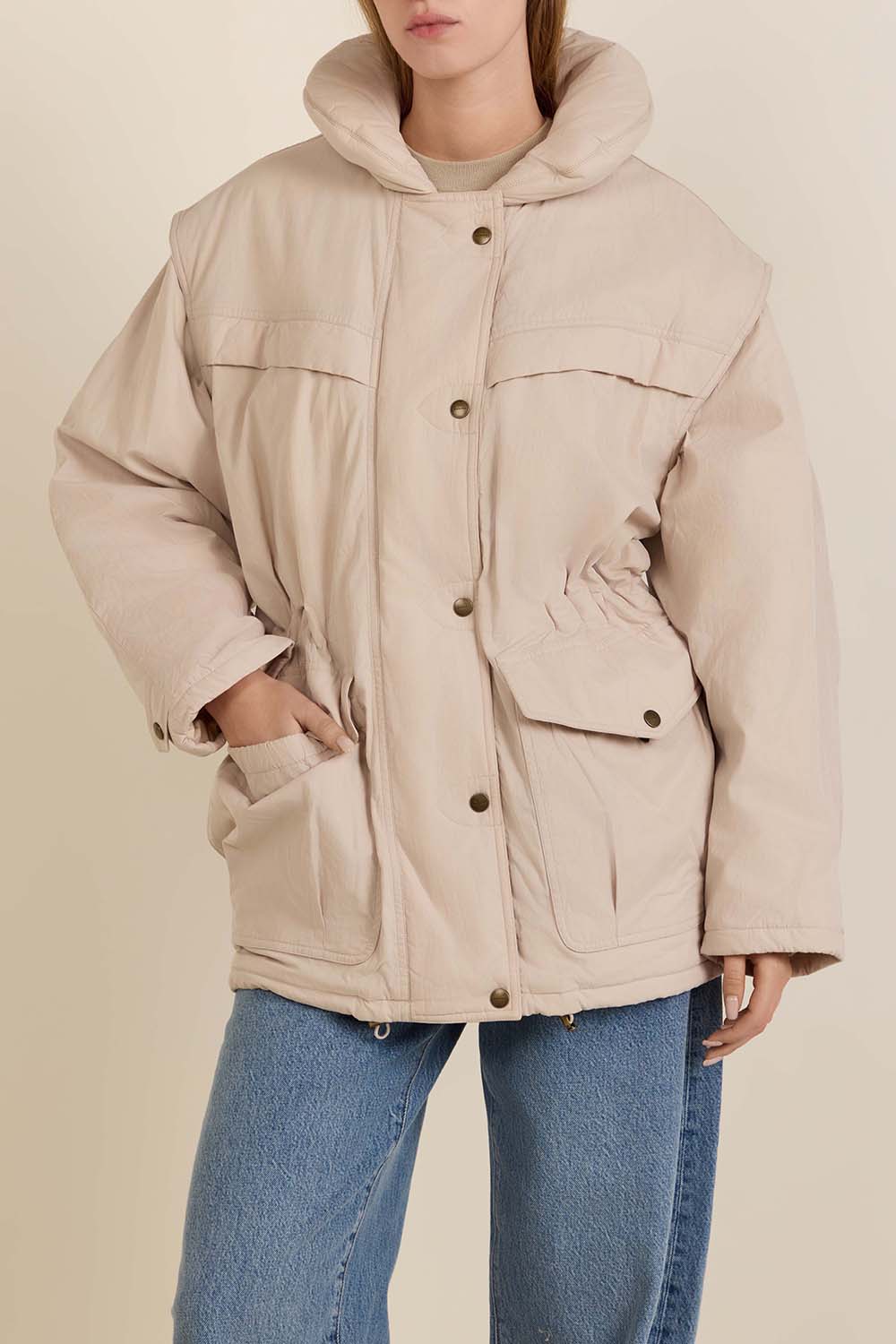 תמונת דוגמן קידמית של מעיל פוך קל