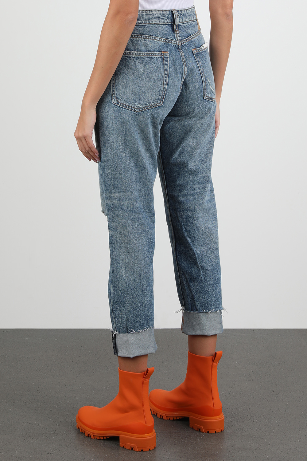 תמונת דוגמן אחורית של מכנסי ג'ינס רוזה בגזרת בויפרנד בשטיפה בינונית