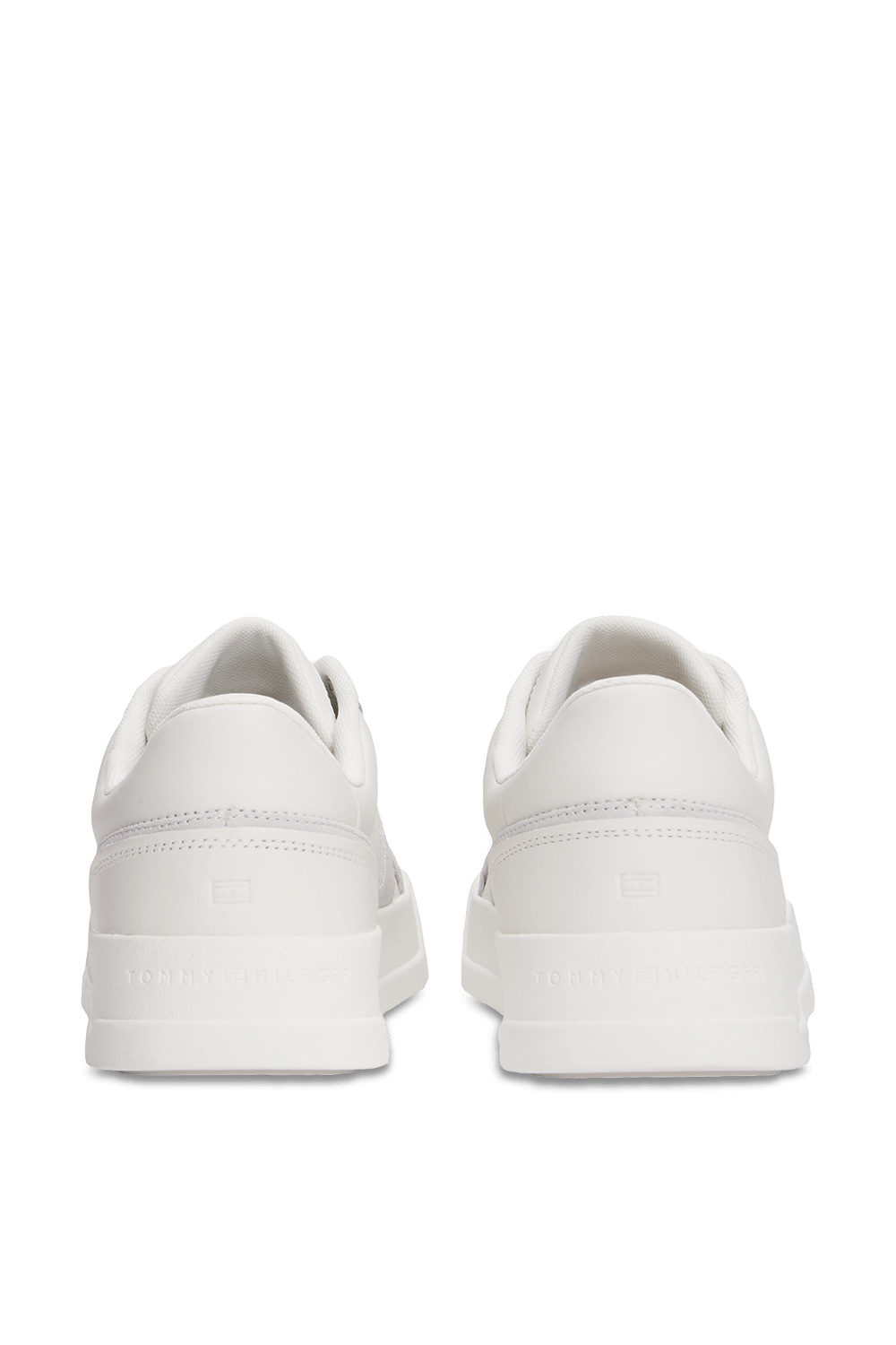 תמונת תקריב של נעלי סניקרס עור