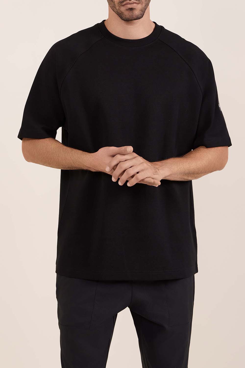 תמונת דוגמן קידמית של חולצת טי אוברסייז