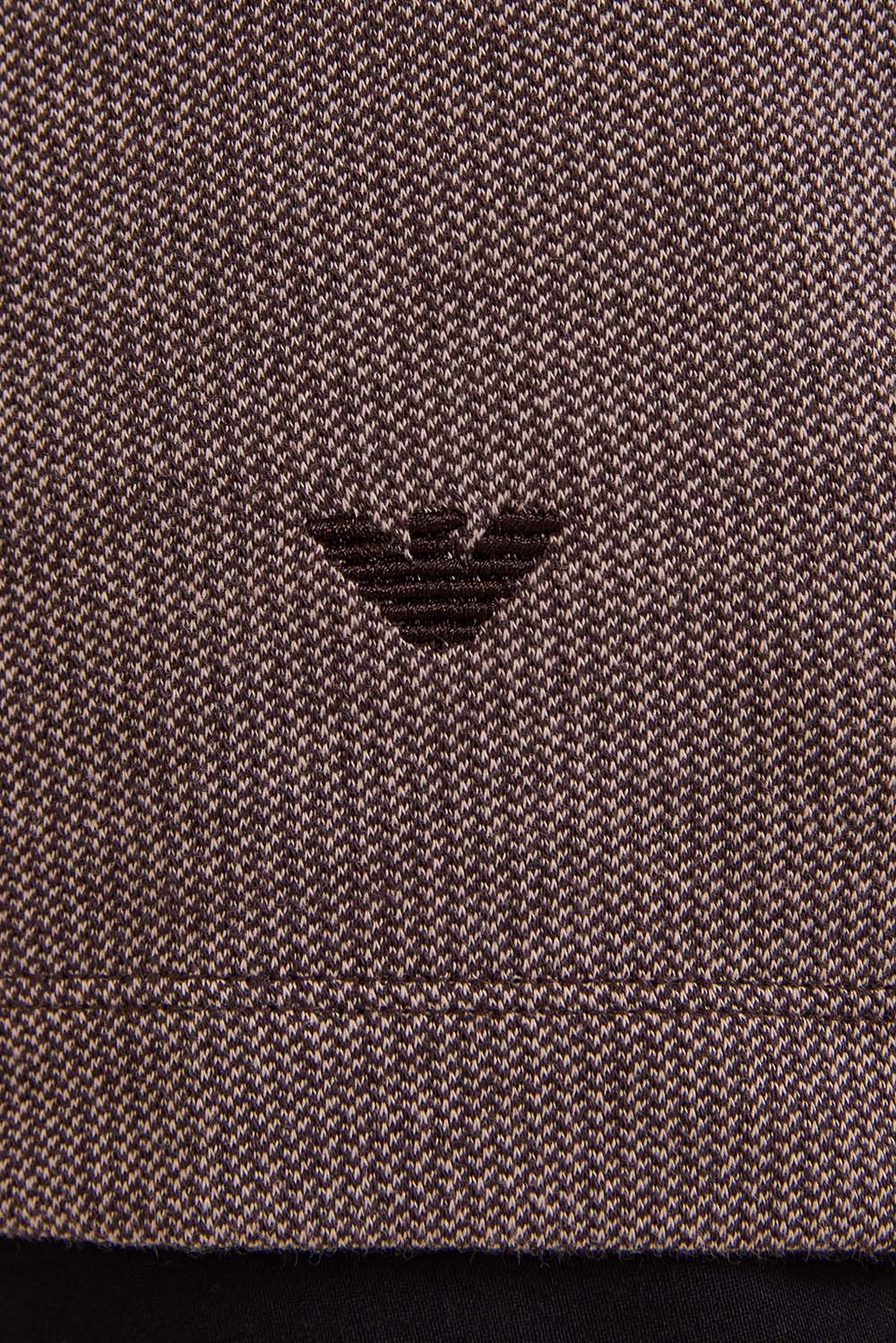 תמונת תקריב דוגמן של חולצת פולו