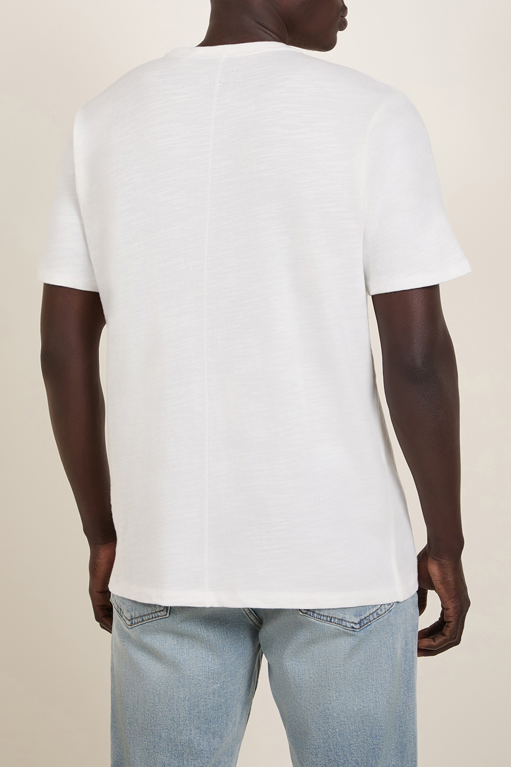 תמונת דוגמן אחורית של חולצת טי