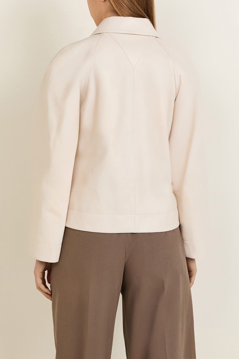 תמונת דוגמן אחורית של ז'קט עור