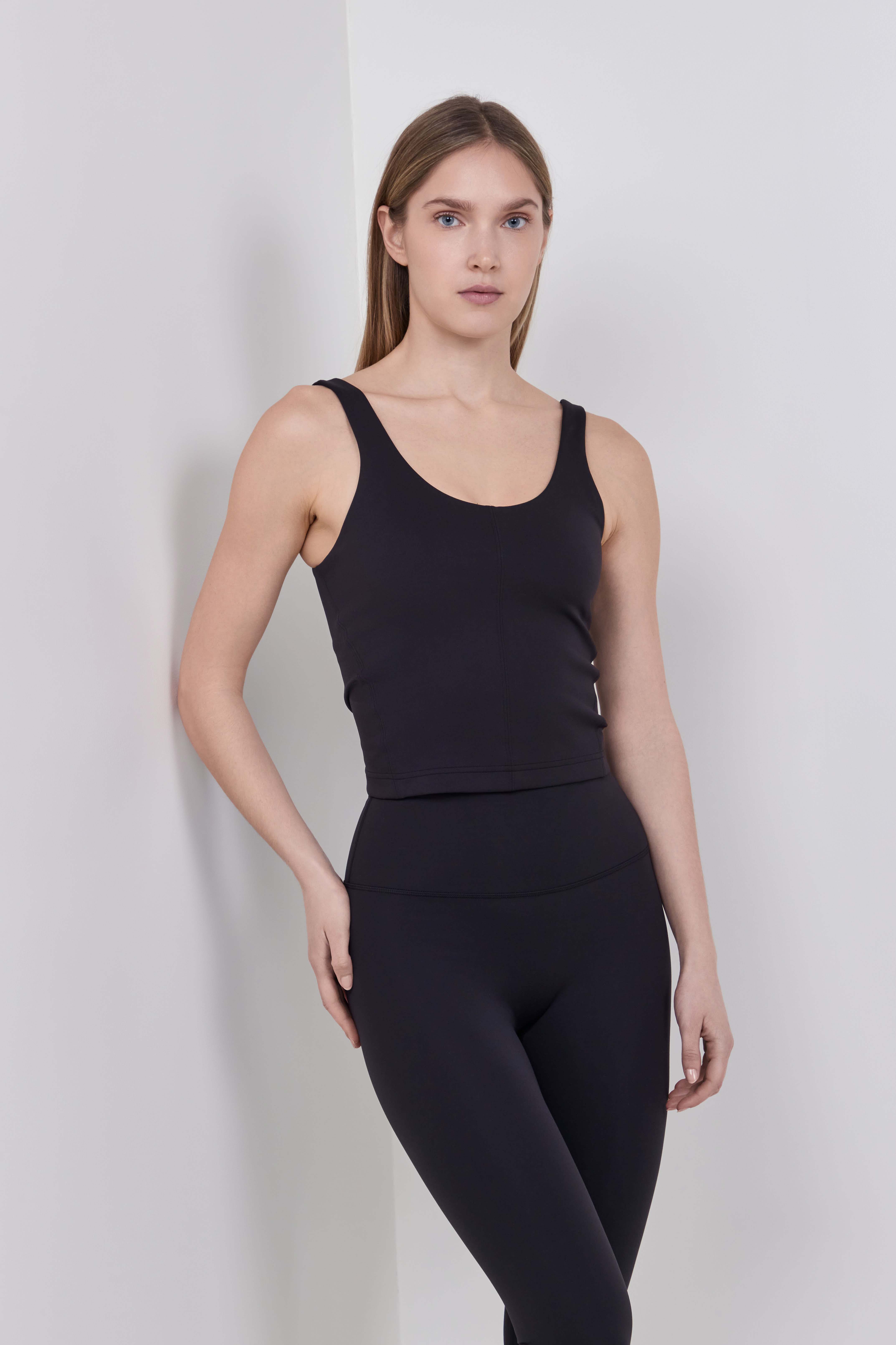 תמונת דוגמן קידמית של Wi24 Smoothing Train Tank Core B/C Cup