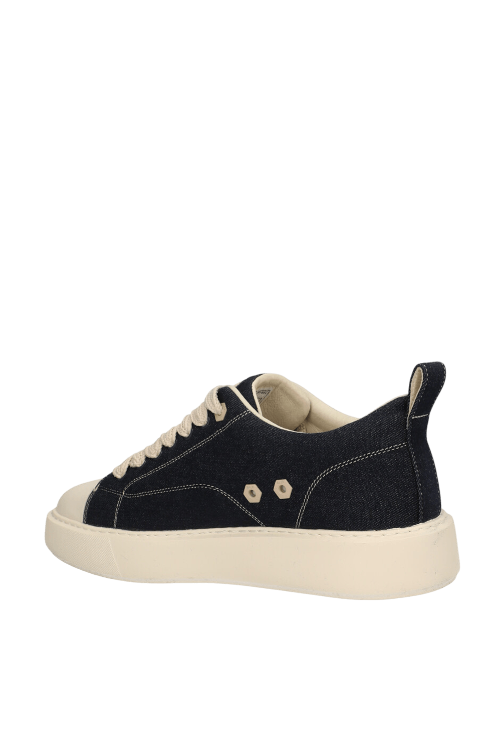 תמונה אחורית של נעלי סניקרס