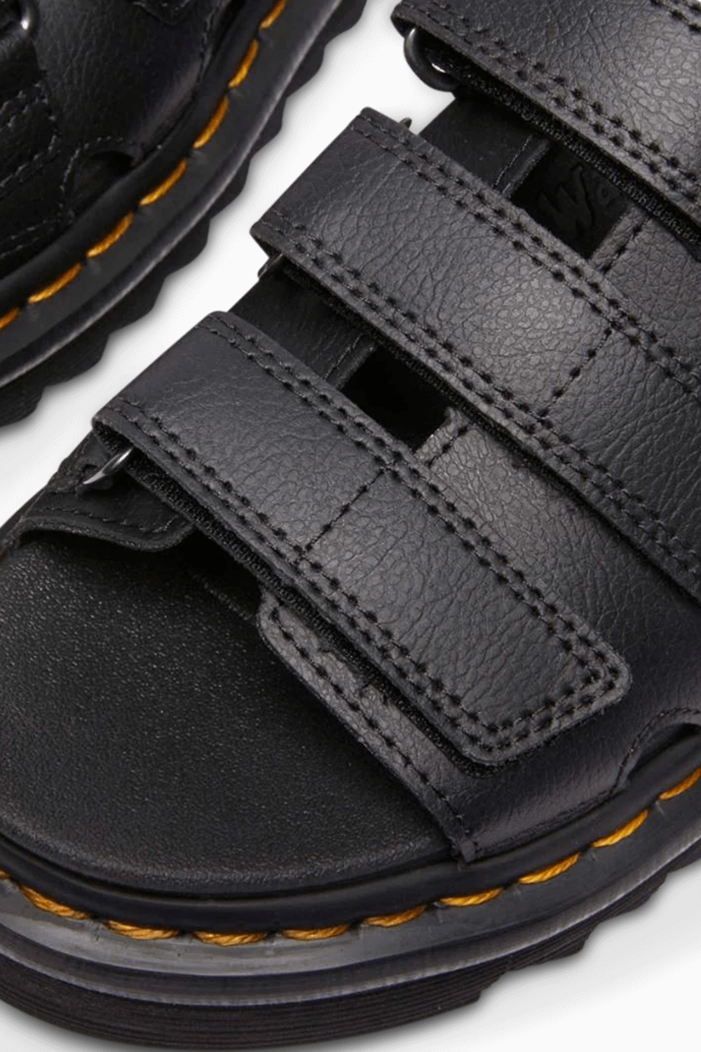 תמונת תקריב של כפכפי סליידס