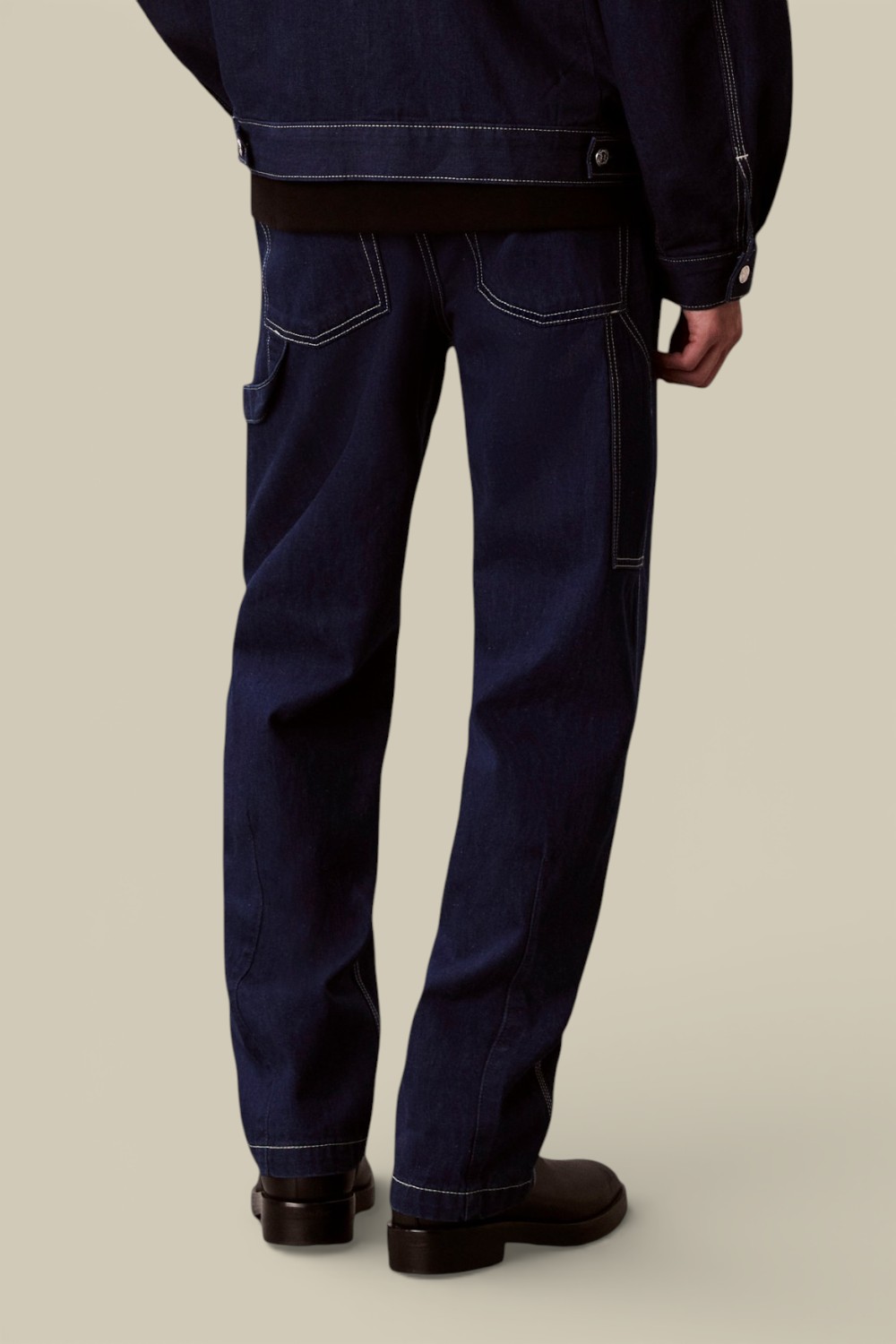 תמונת דוגמן אחורית של מכנסי ג'ינס בגזרה ישרה