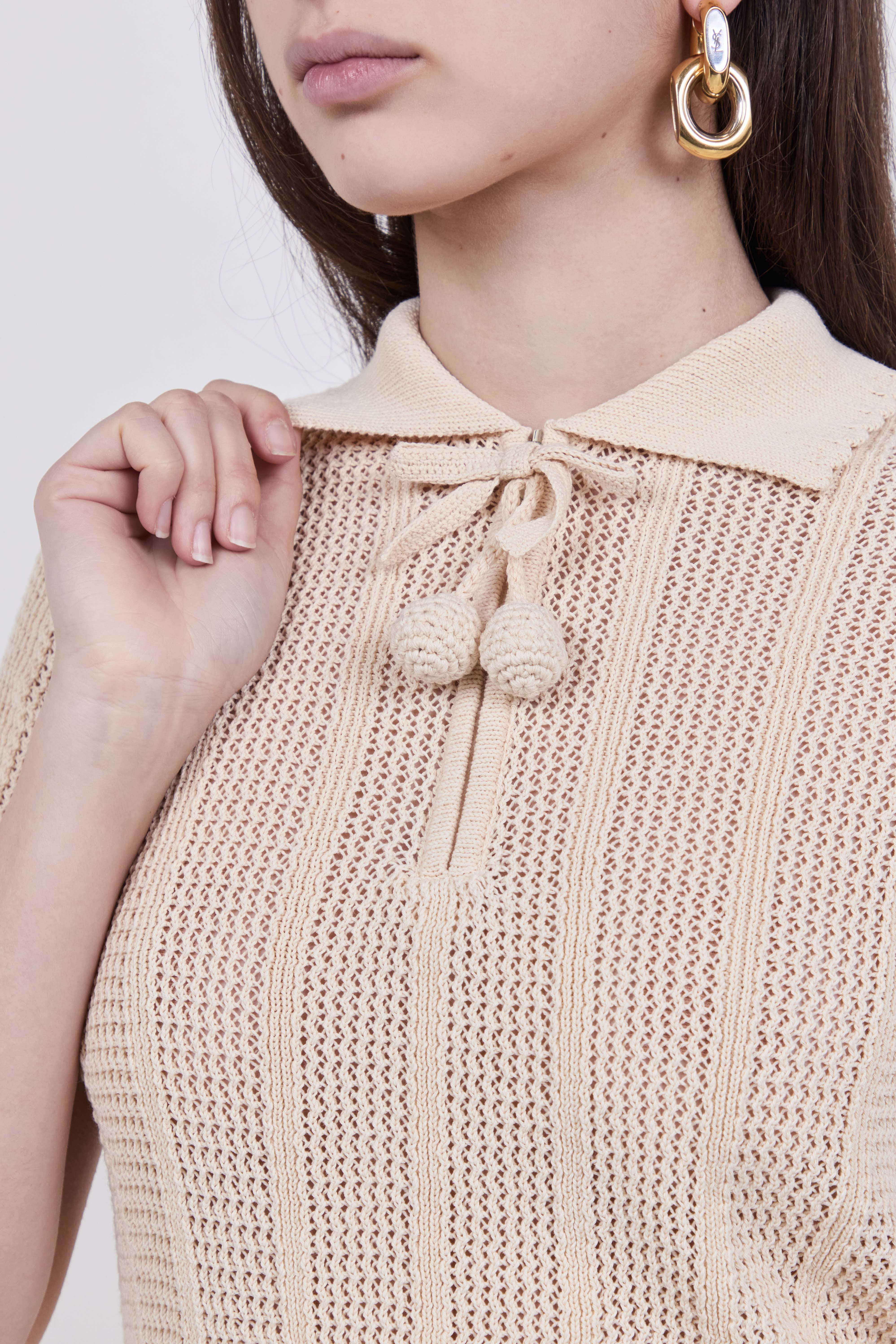 תמונת תקריב דוגמן של חולצת פולו