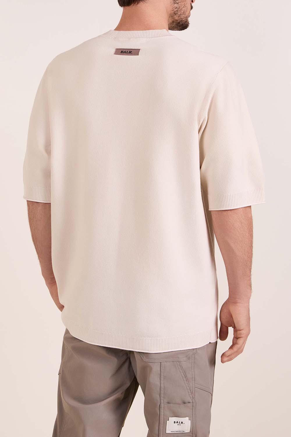 תמונת דוגמן אחורית של סריג טי אוברסייז