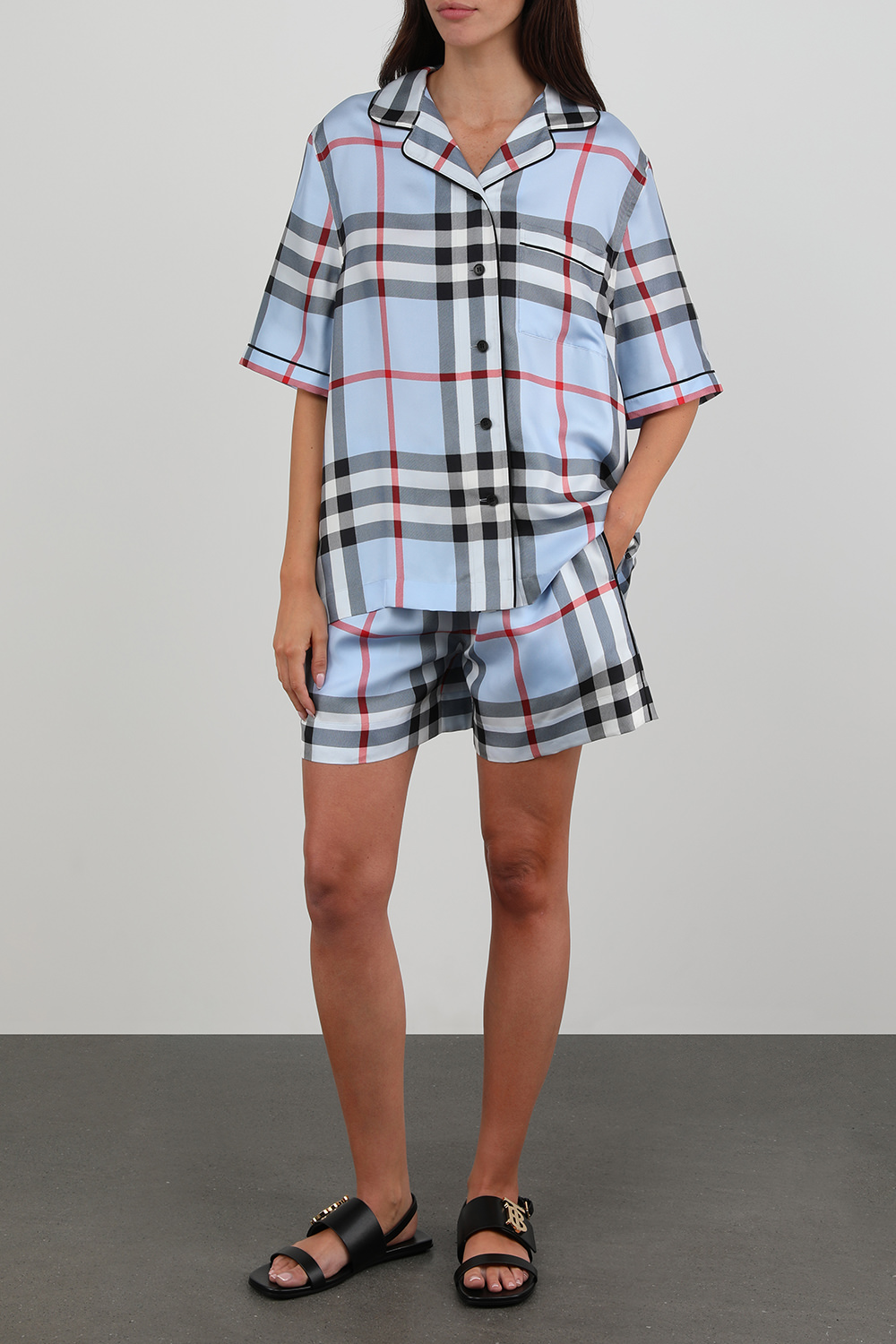 תמונת דוגמן קידמית של סנדל שחור מעור עם אלמנט מוזהב