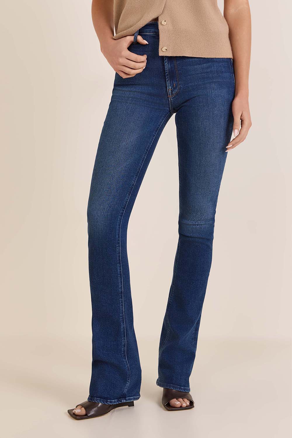 תמונת דוגמן קידמית של מכנסי ג'ינס ראנאווי בגזרה מתרחבת