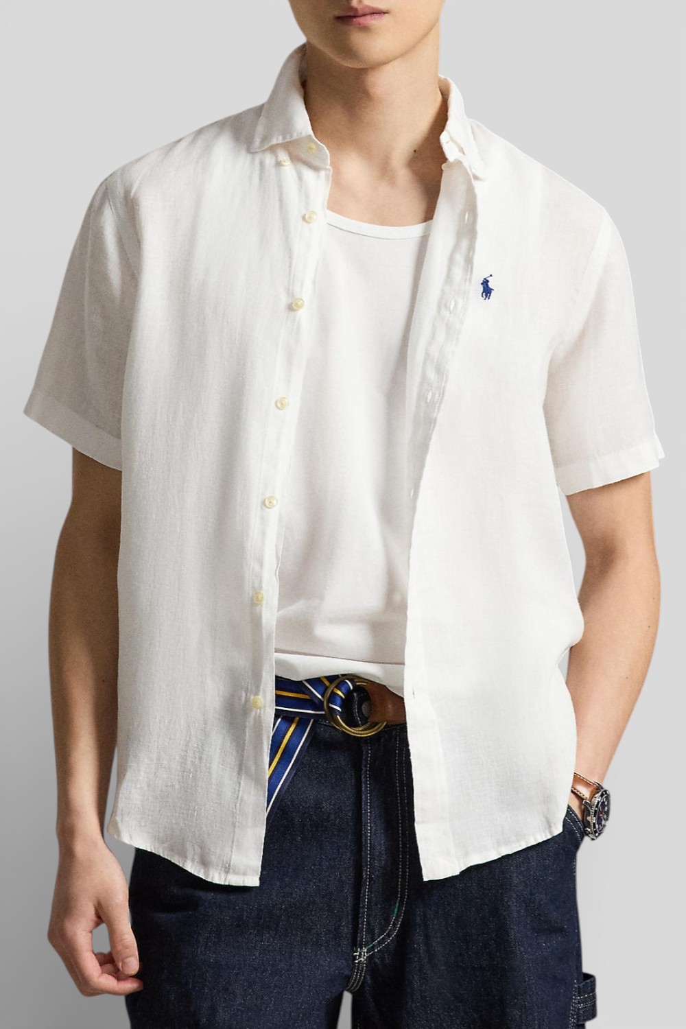 תמונת דוגמן קידמית של חולצה מכופתרת