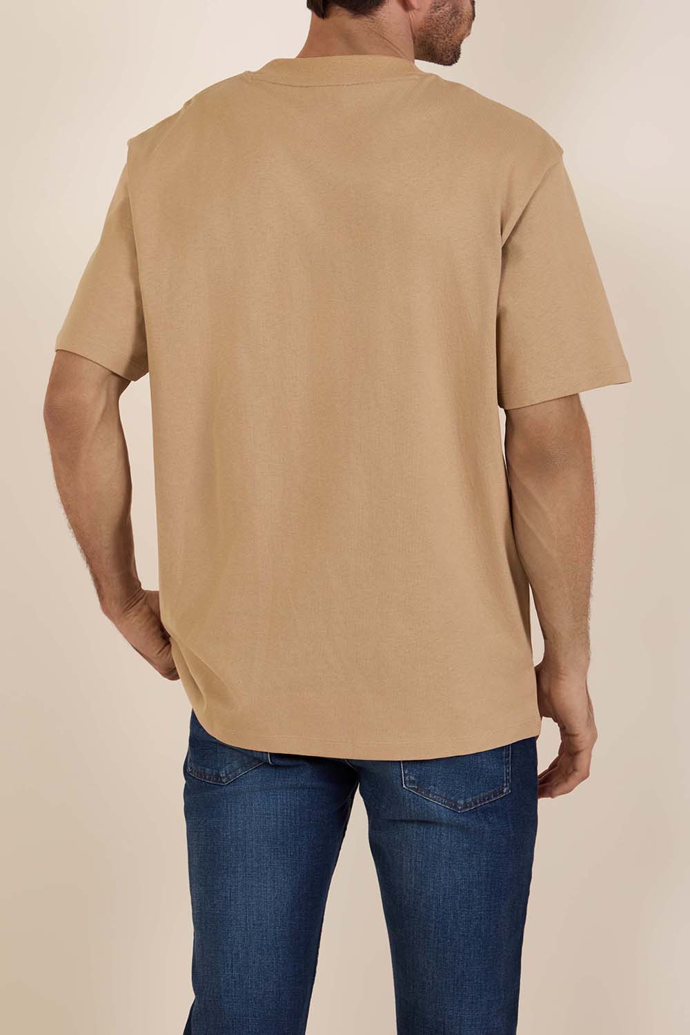 תמונת דוגמן אחורית של חולצת טי