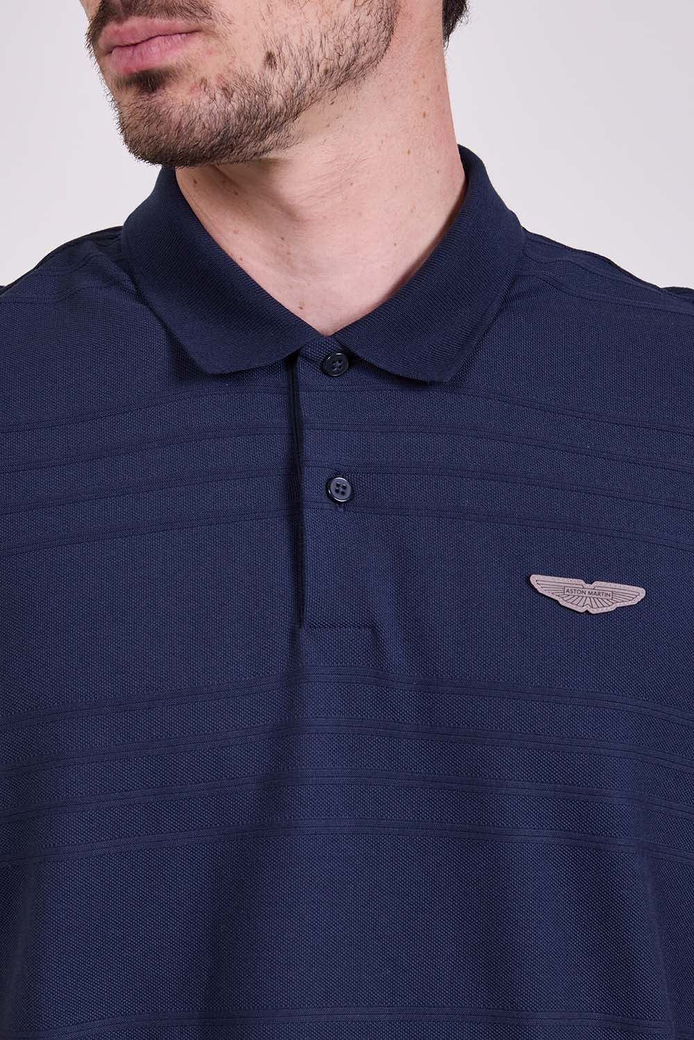 תמונת תקריב דוגמן של חולצת פולו