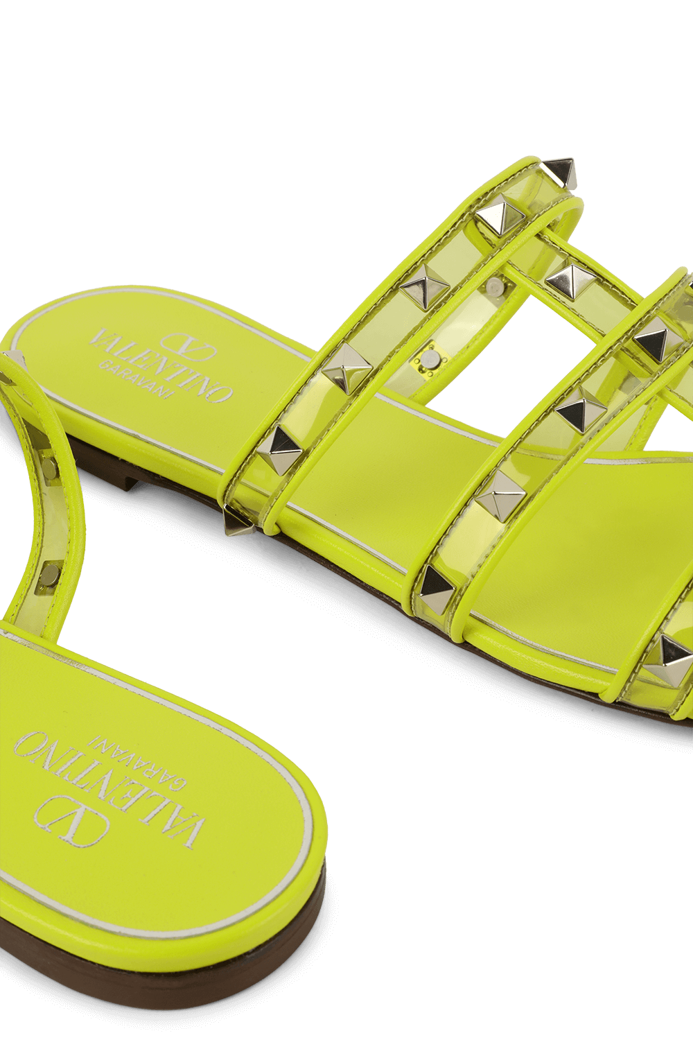 תמונת תקריב של כפכפים שטוחים עם ניטים