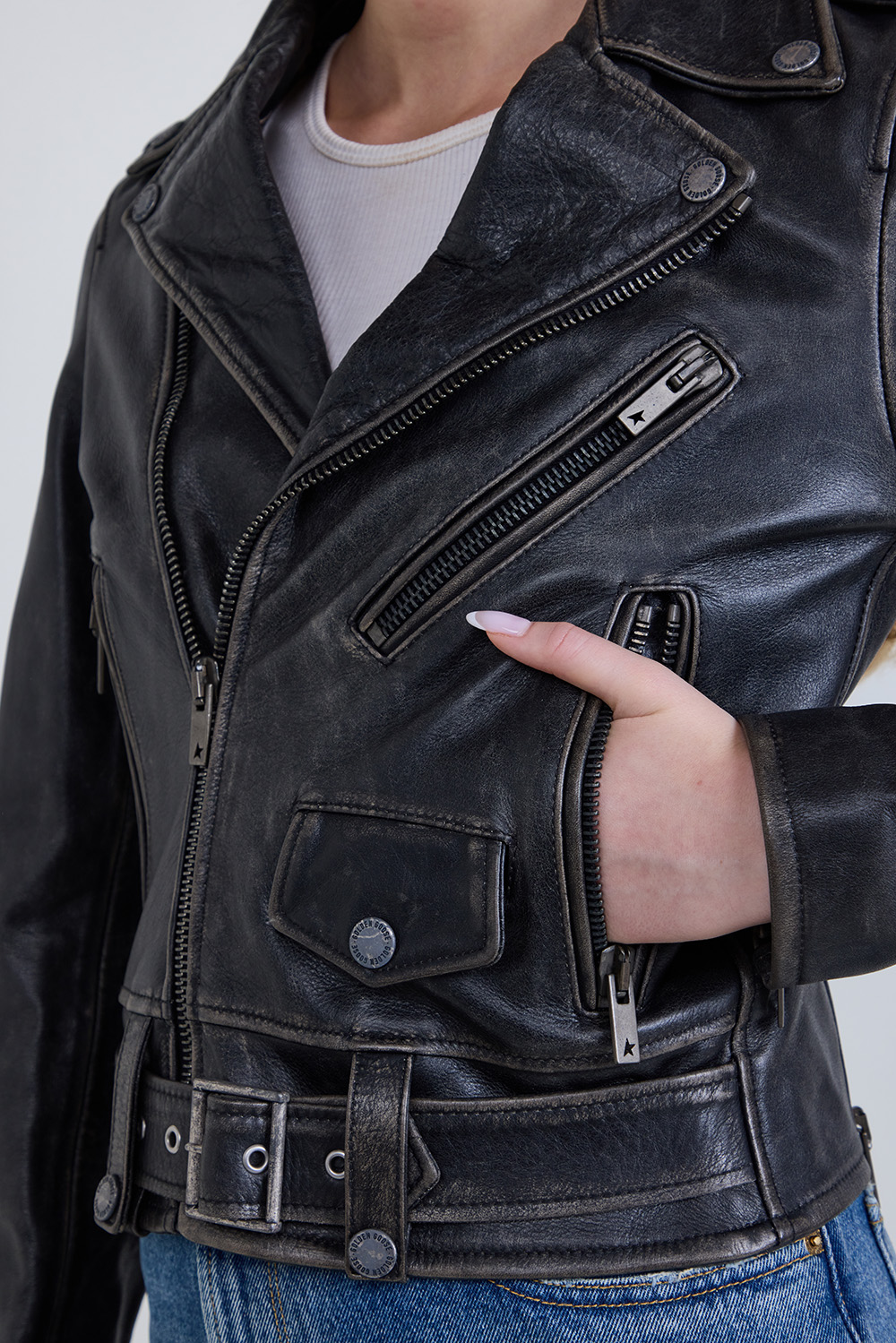 תמונת תקריב דוגמן של ז'קט עור