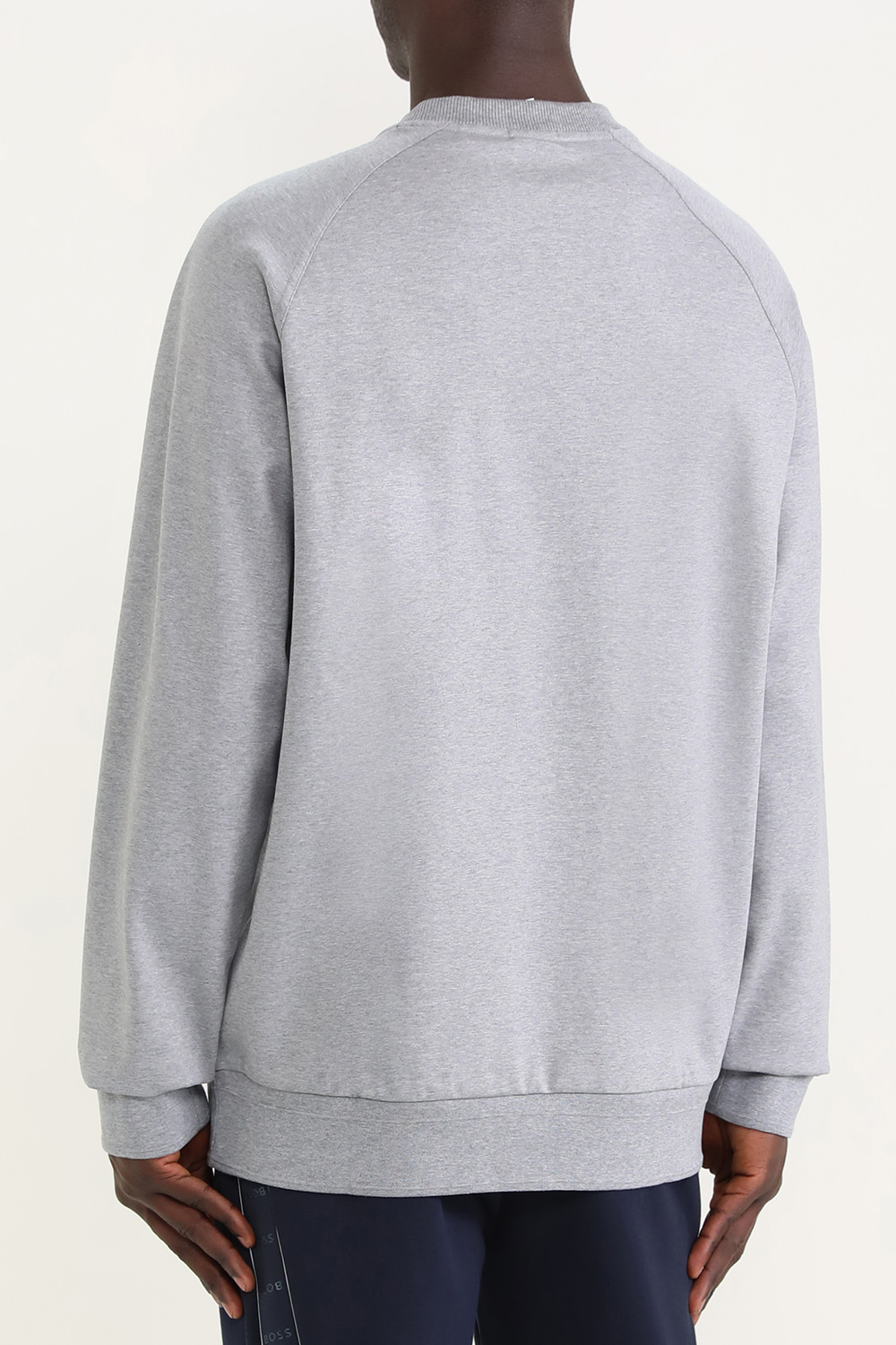 תמונת דוגמן אחורית של סווטשירט עם לוגו פאץ'