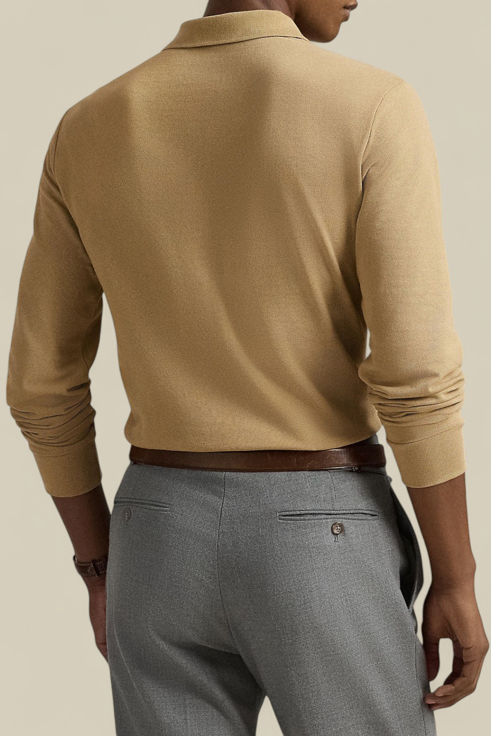 תמונת דוגמן אחורית של חולצת פולו