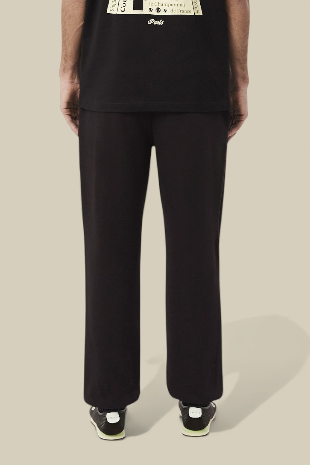 תמונת דוגמן אחורית של מכנסי ג'וגר