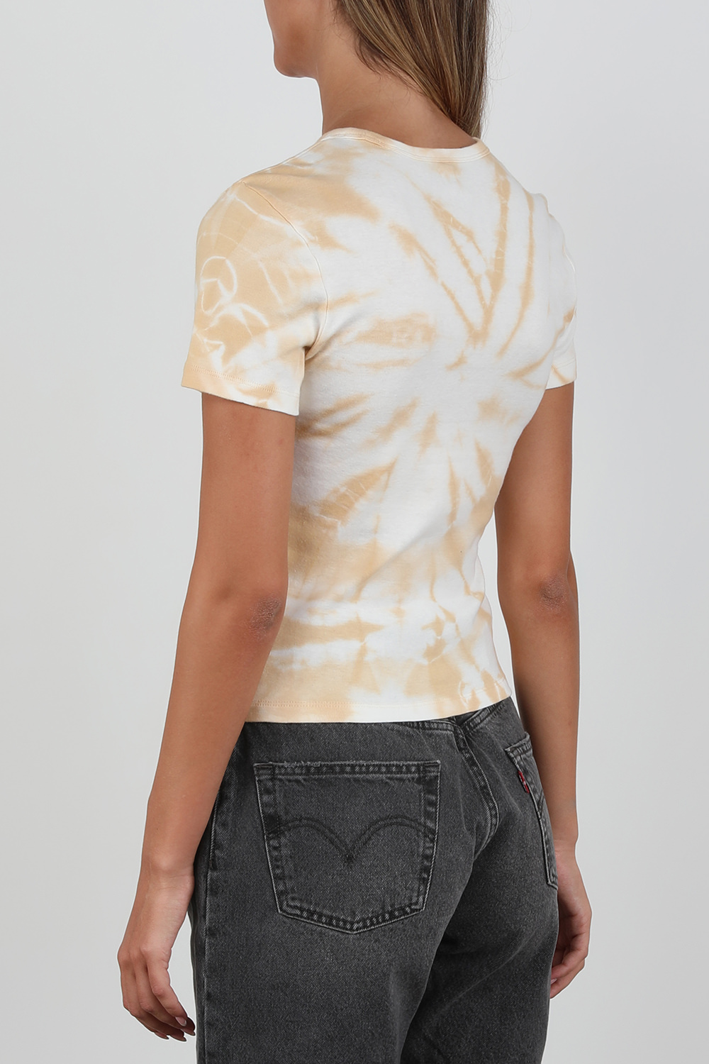 תמונת דוגמן אחורית של חולצת טאי דאי עם לוגו גרפי