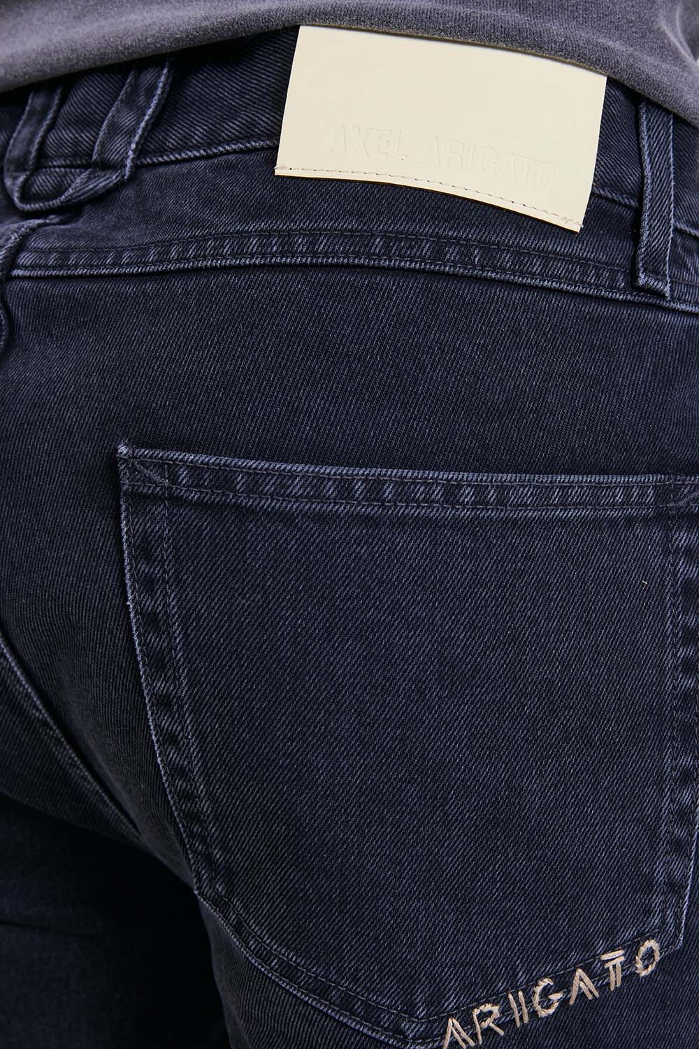 תמונת תקריב דוגמן של מכנסי ג'ינס בגזרה ישרה