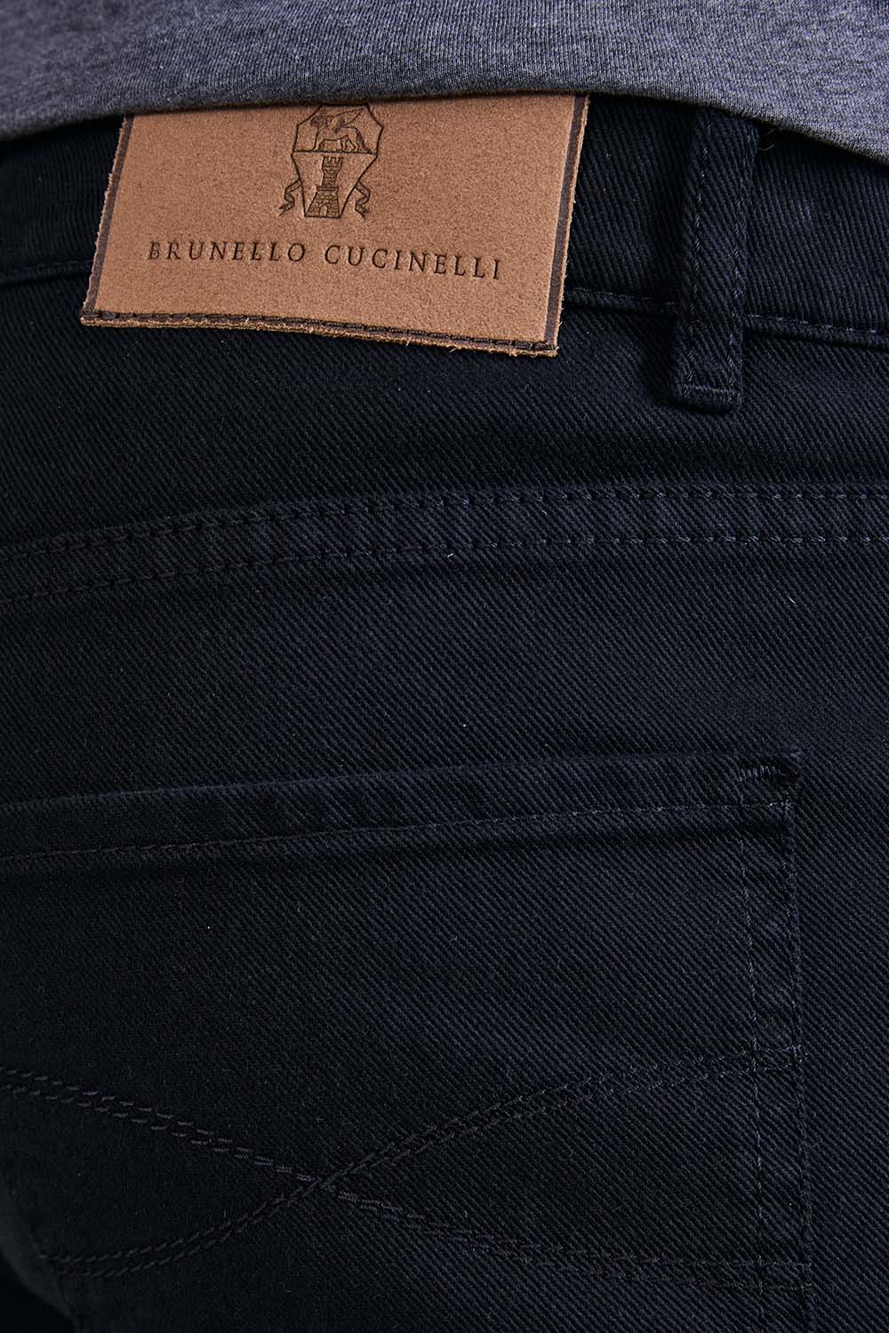 תמונת תקריב דוגמן של מכנסי ג'ינס בגזרה ישרה