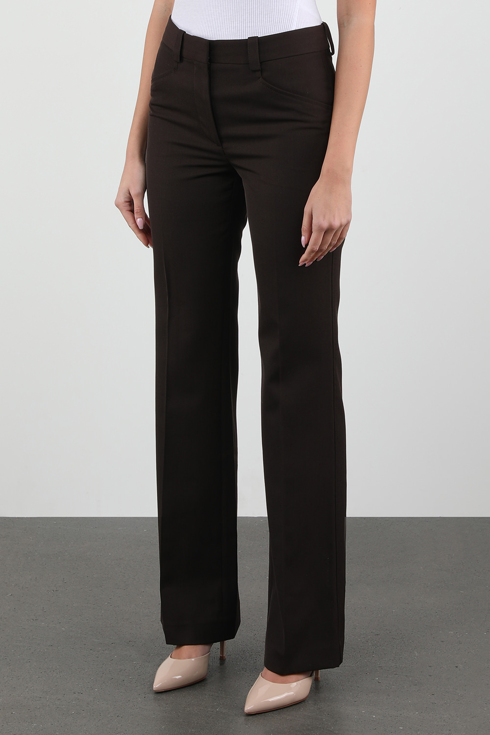 תמונת דוגמן קידמית של מכנסיים מתרחבים גבוהים בגוון שחור