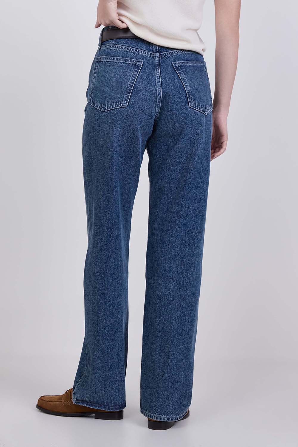 תמונת דוגמן אחורית של מכנסי ג'ינס בגזרה ישרה