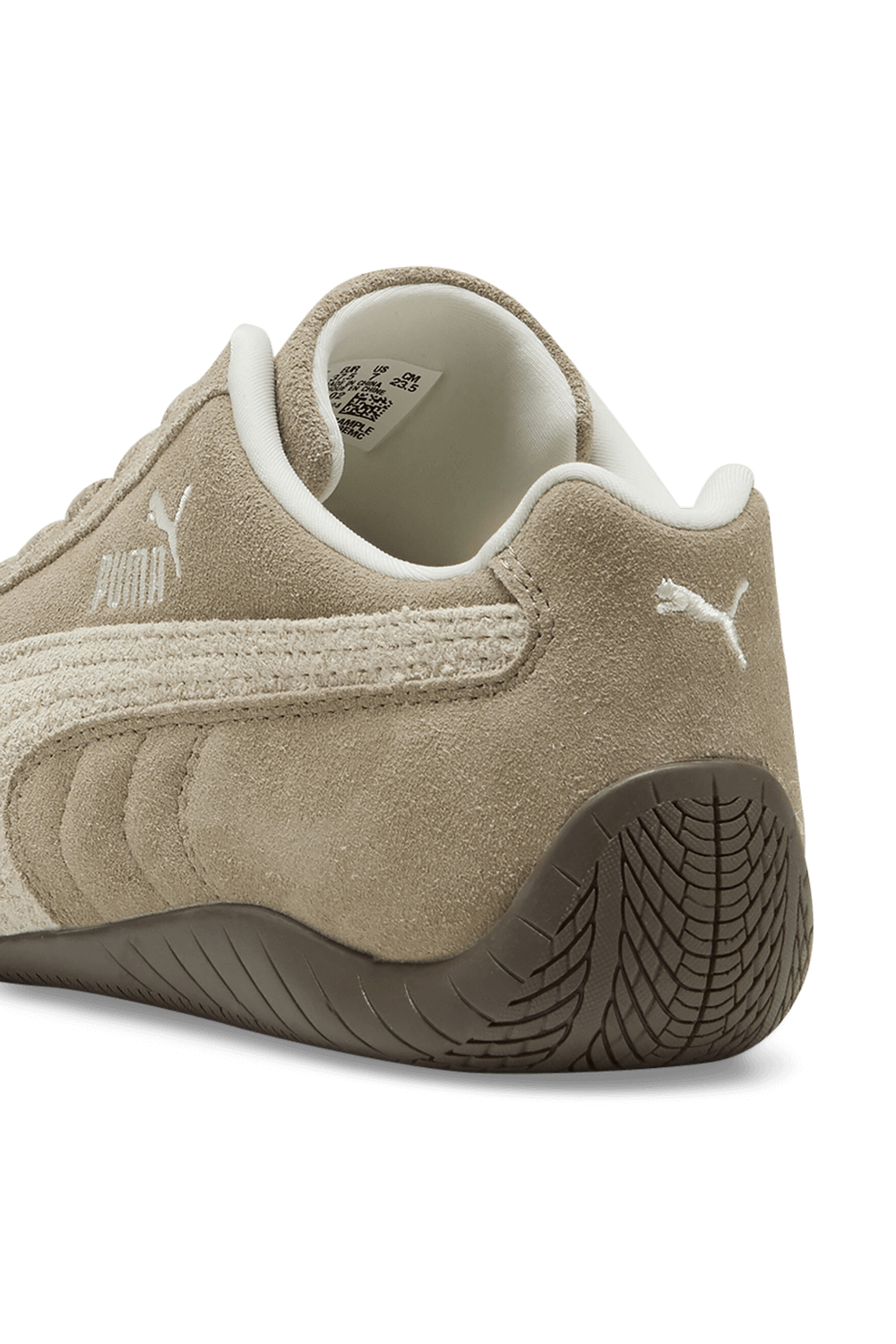 תמונת תקריב של נעלי סניקרס ספידקאט