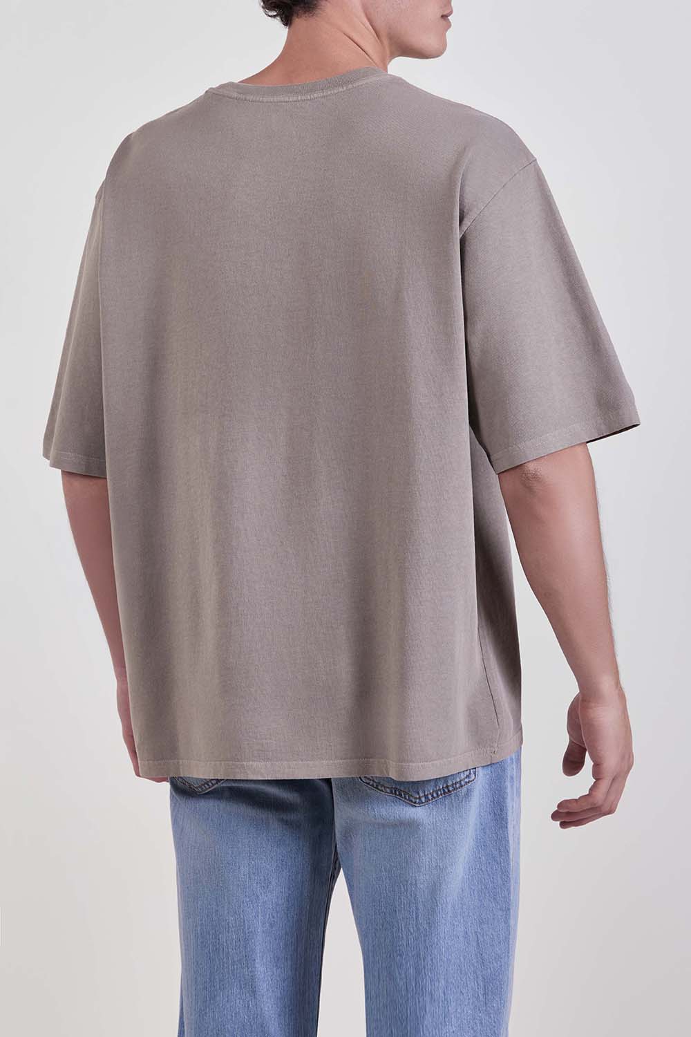 תמונת דוגמן אחורית של חולצת טי בגזרה משוחררת