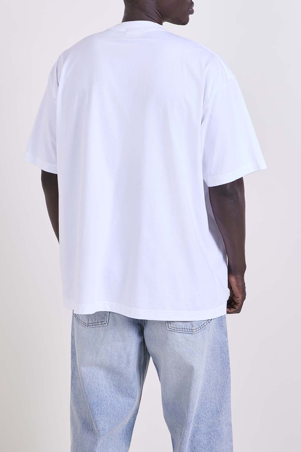 תמונת דוגמן אחורית של חולצת טי בגזרה משוחררת