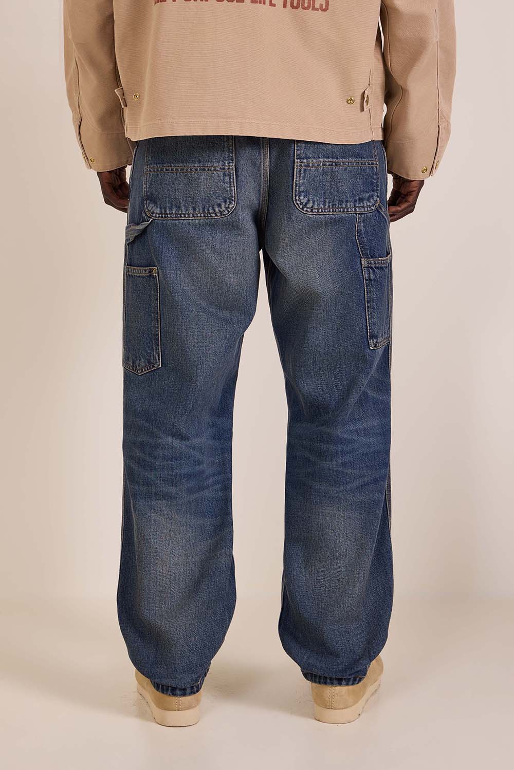 תמונת דוגמן אחורית של מכנסי ג'ינס בגזרה ישרה ומשוחררת