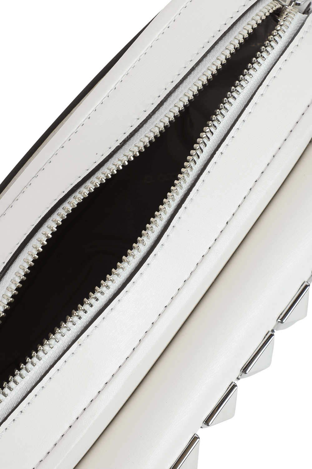 תמונת פנים של תיק קרוס קאמרה מעור לבן עם ניטים כסופים