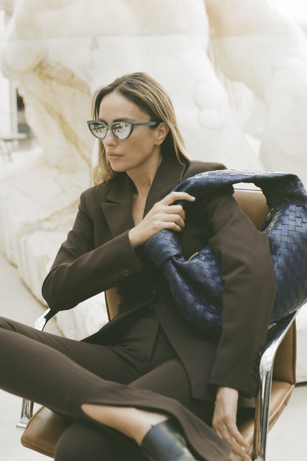 תמונת אווירה של משקפי שמש כסופים עם מסגרת חתול