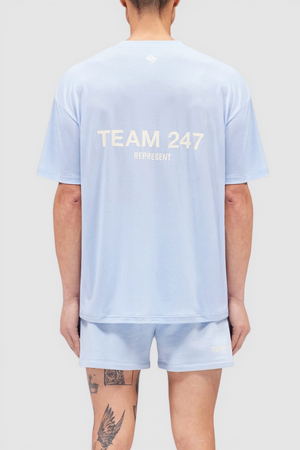 תמונת דוגמן אחורית של חולצת אימון