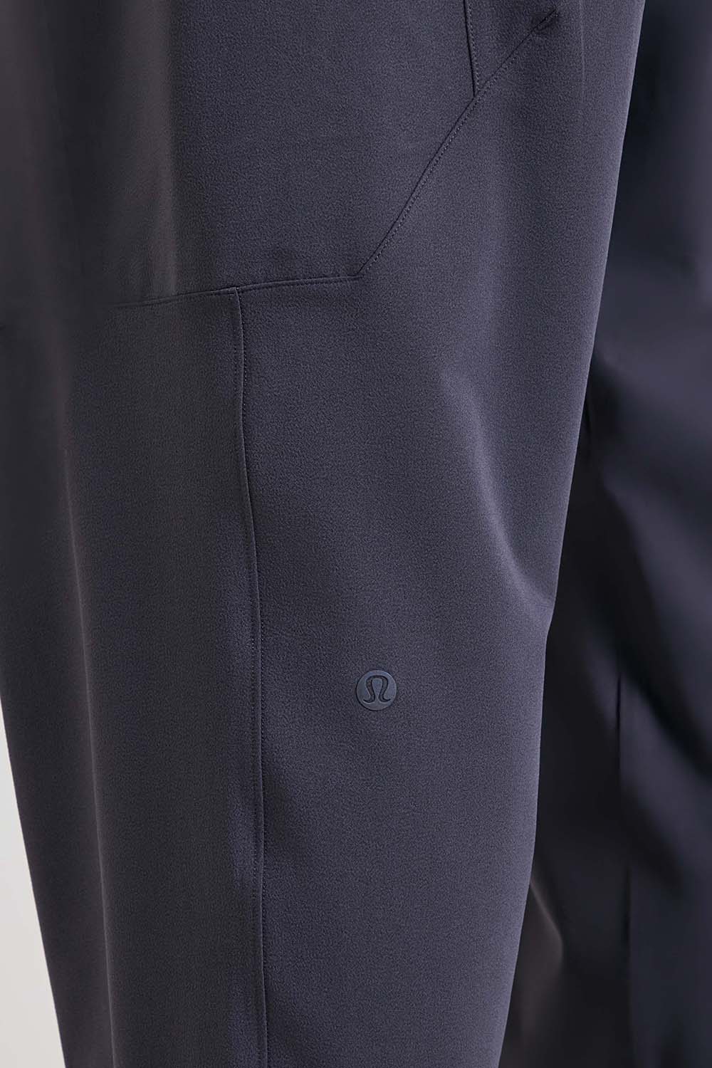 תמונת תקריב דוגמן של Zeroed In Classic-Fit Cargo Jogger Regular