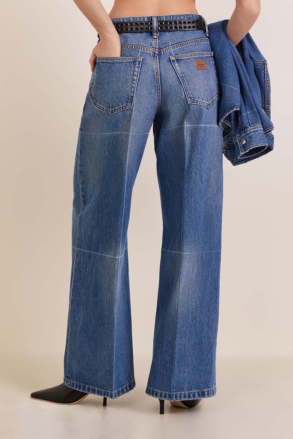 תמונת דוגמן אחורית של מכנסי ג'ינס בגזרה ישרה