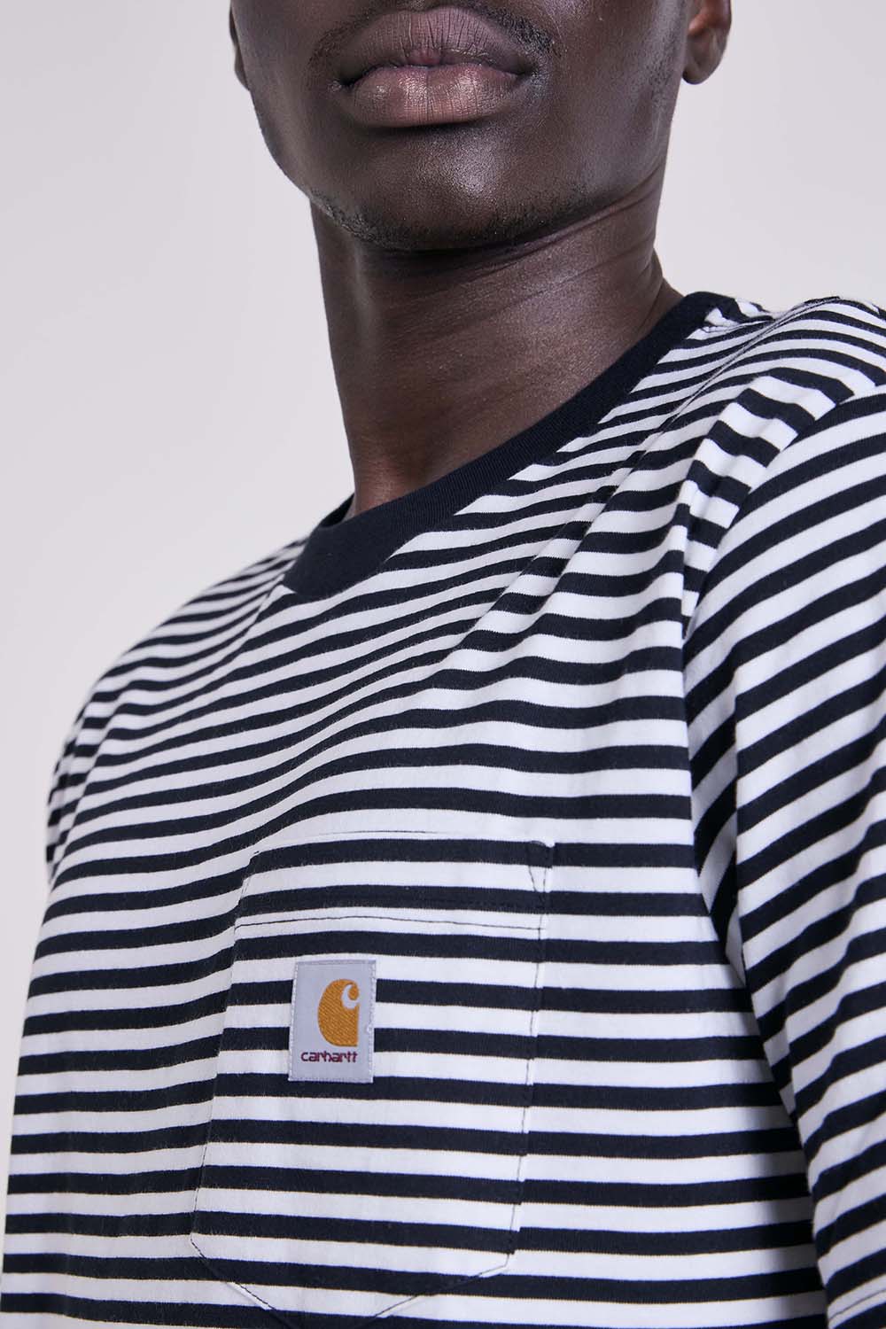 תמונת תקריב דוגמן של חולצת טי