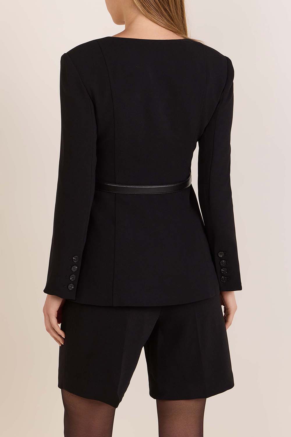 תמונת דוגמן אחורית של אוברול מחוייט