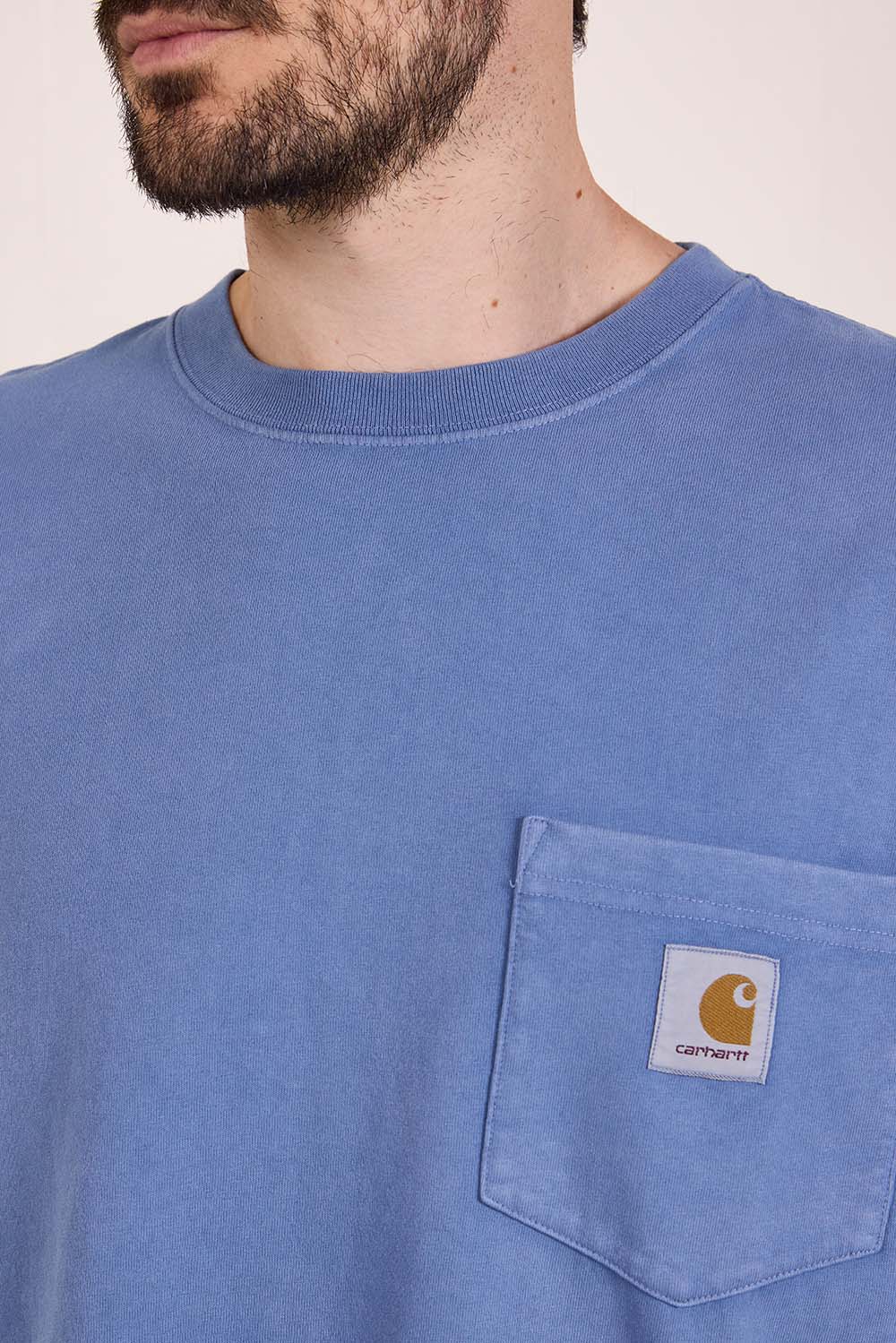 תמונת תקריב דוגמן של חולצת טי