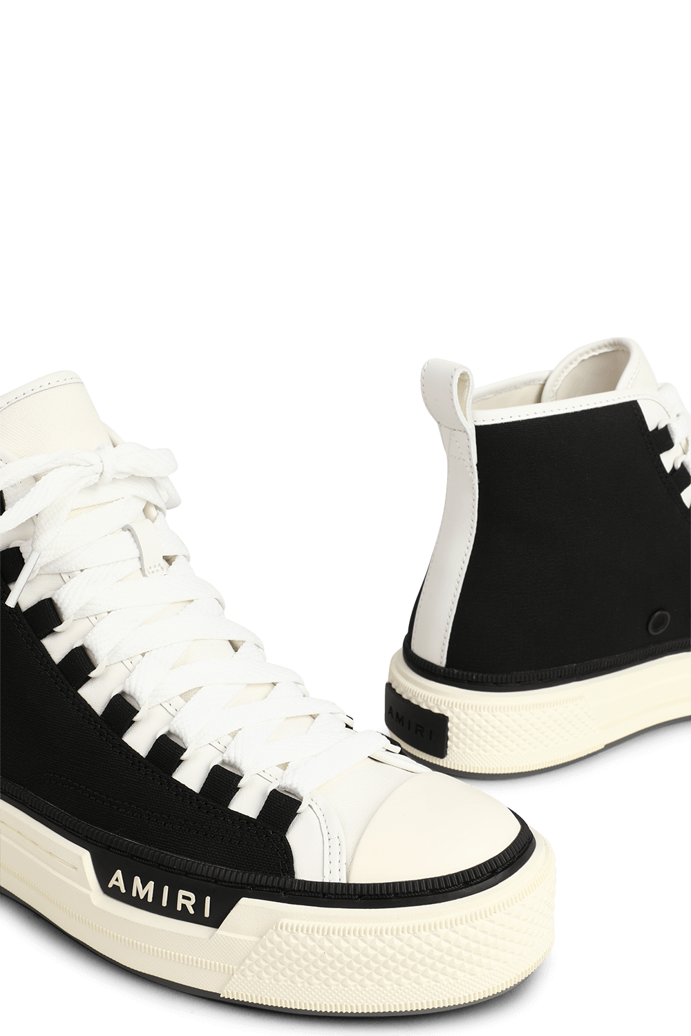 תמונת תקריב של סניקרס גבוהות עם סוליה מוגבהת