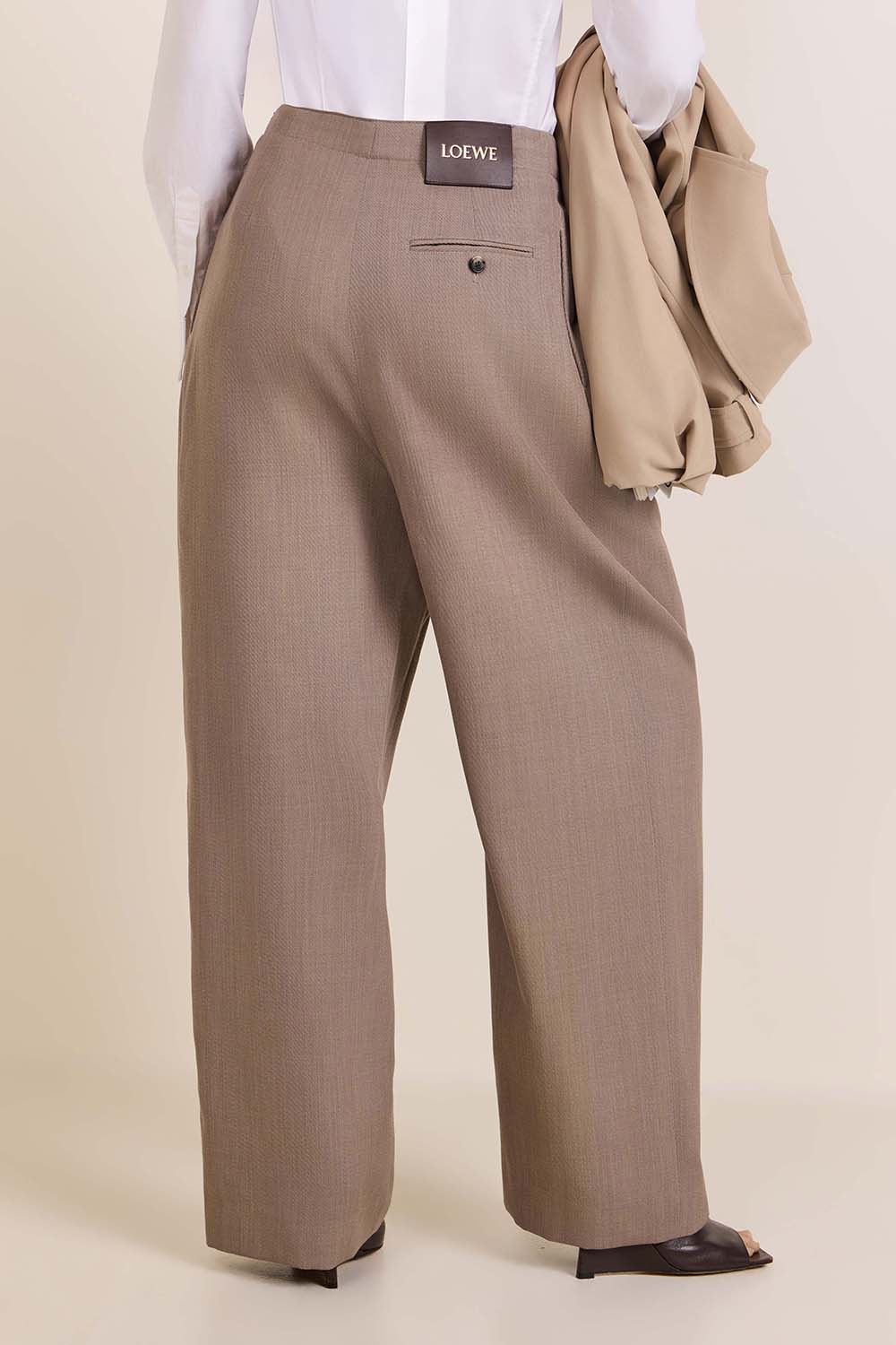 תמונת דוגמן אחורית של מכנסיים ארוכים