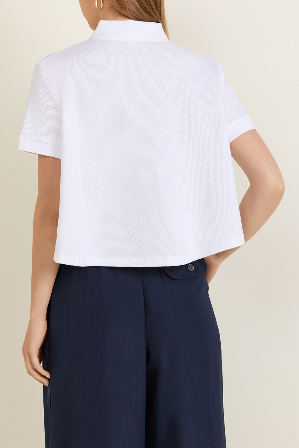 תמונת דוגמן אחורית של חולצת פולו קרופ