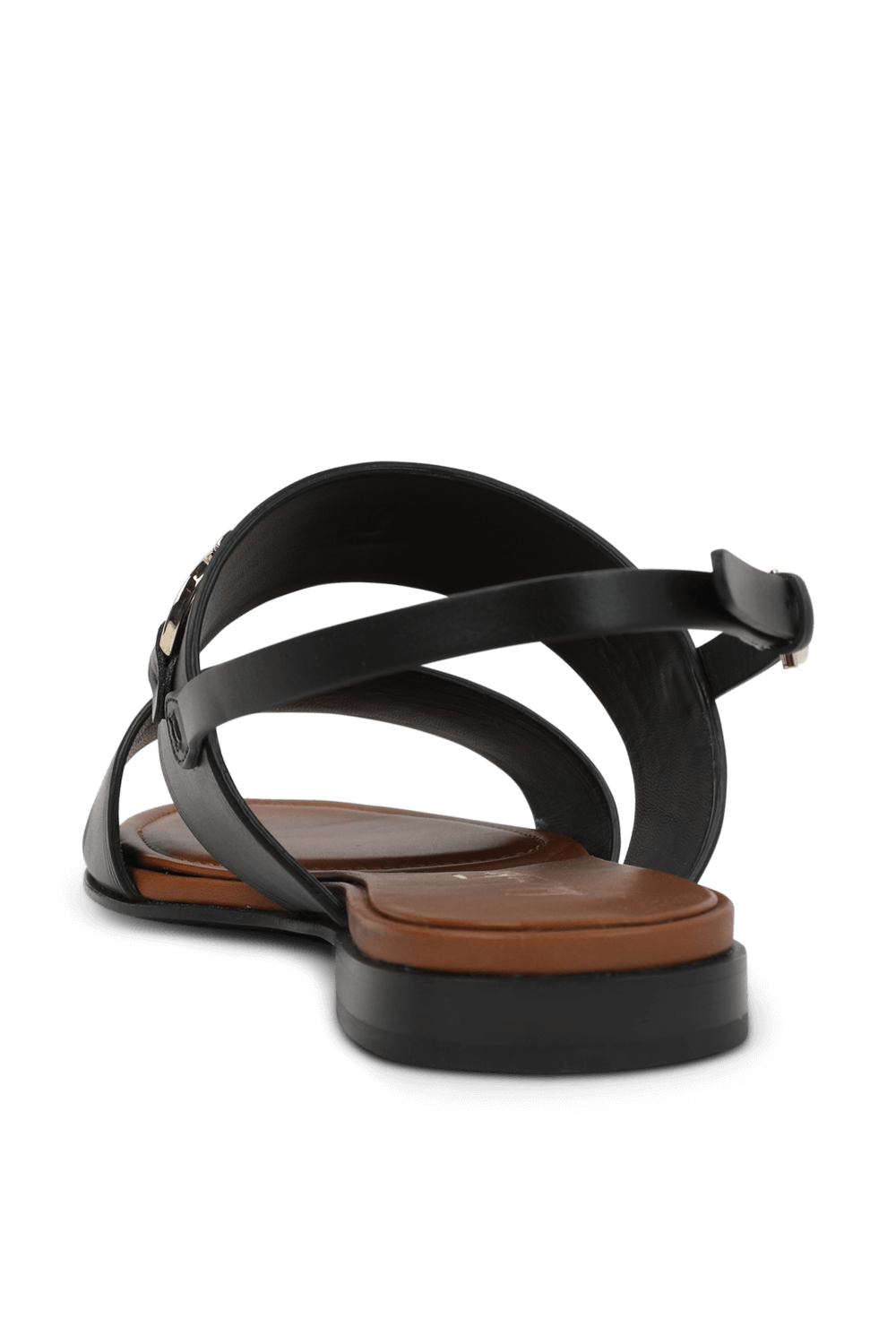 תמונה אחורית של סנדלים שחורים עם אלמנט מטאלי