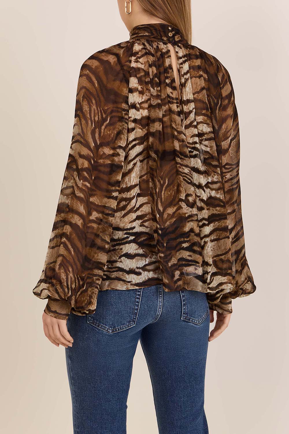 תמונת דוגמן אחורית של חולצת כפתורים