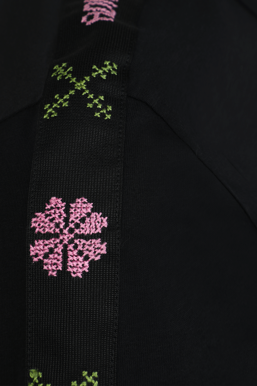 תמונה אחורית של פרד פרי X אדיש חולצת טי קצרה שחורה עם לוגו רקום