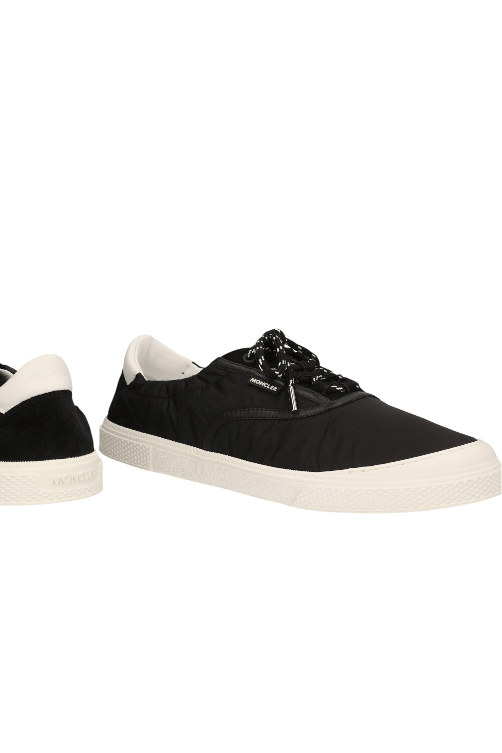 תמונת תקריב של נעלי סניקרס ורה ליז'ר