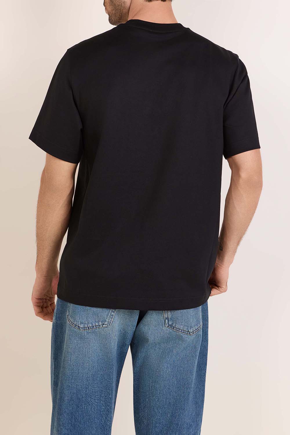 תמונת דוגמן אחורית של חולצת טי סלים פיט