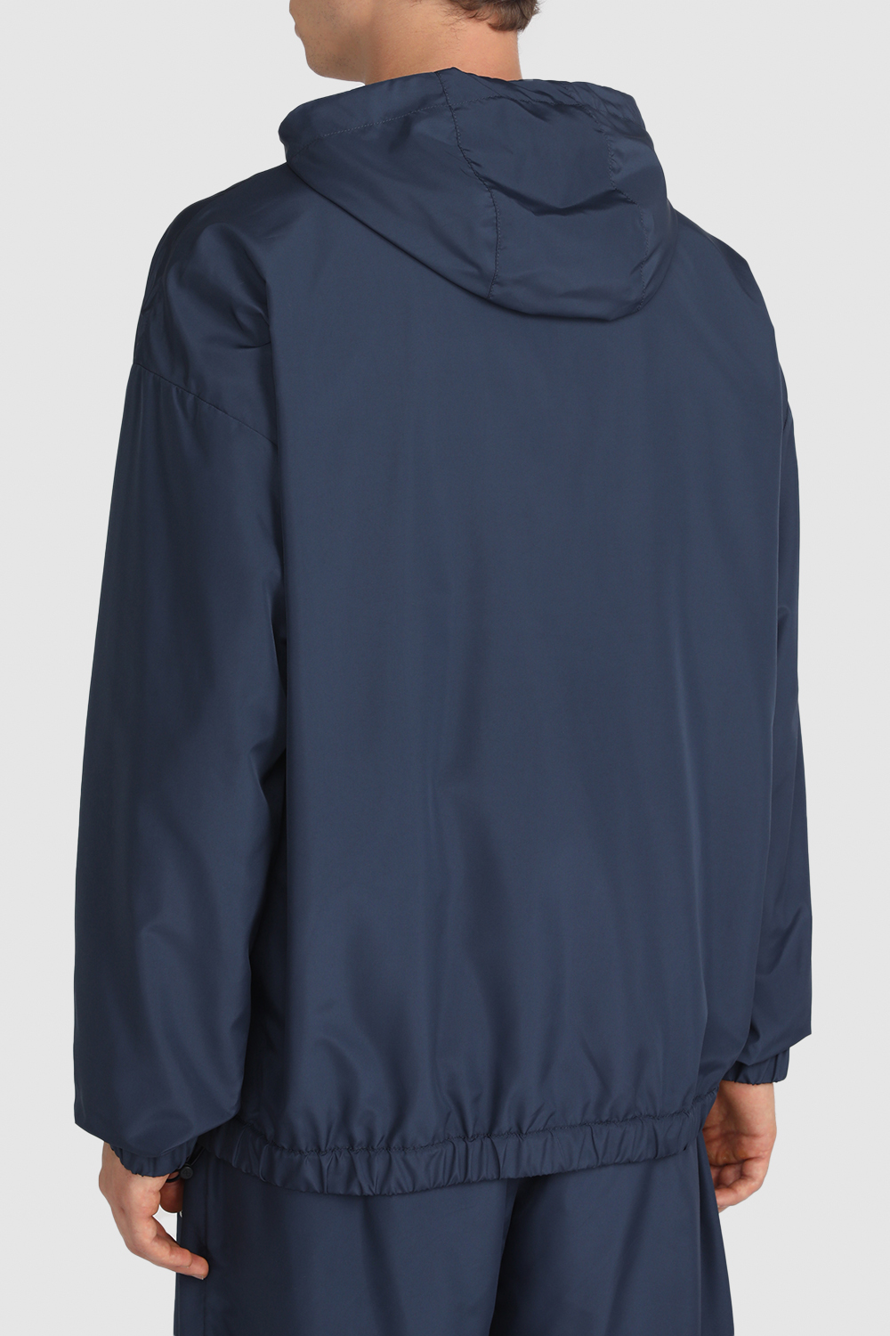 תמונת דוגמן אחורית של מעיל רוח