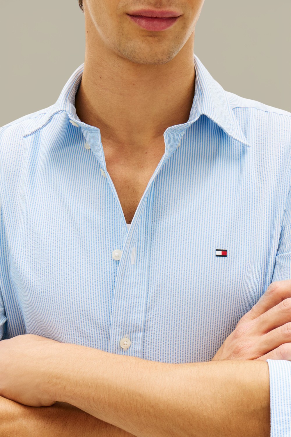 תמונת תקריב דוגמן של חולצה מכופתרת פסים